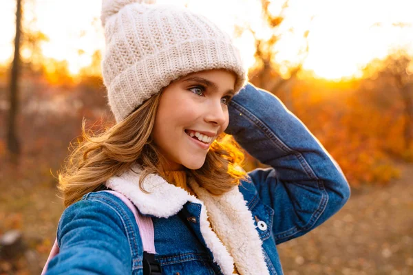 Imagen Joven Chica Feliz Aire Libre Parque Otoño Tomando Una — Foto de Stock