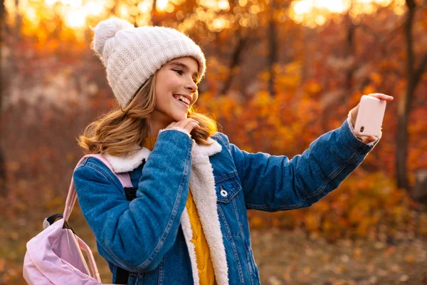 快乐的小女孩穿着温暖的秋天的衣服在公园里散步 — 图库照片