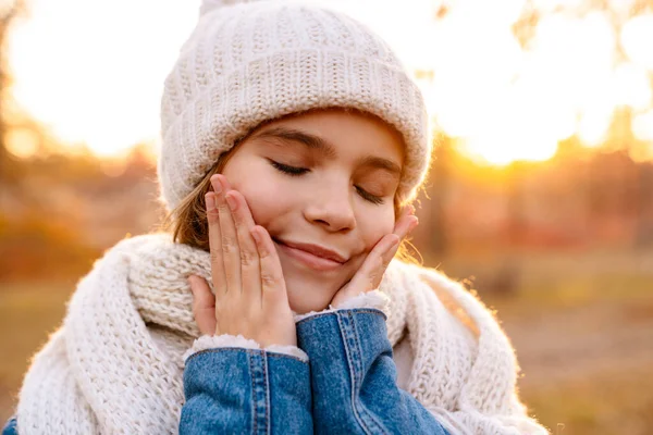 Nahaufnahme Porträt Eines Jungen Mädchens Mit Warmem Hut Das Herbstlichen — Stockfoto