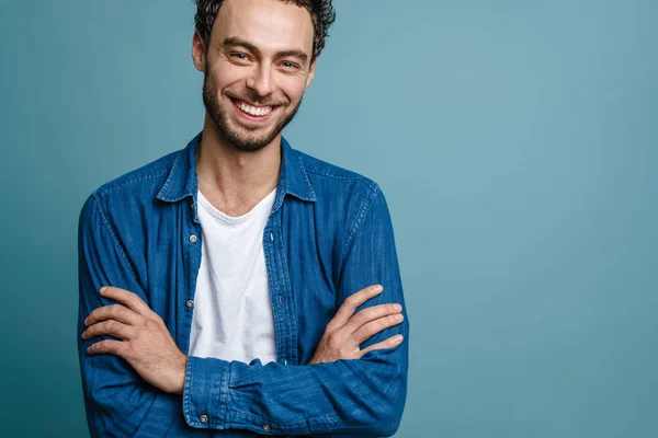 Radostný Hezký Chlap Usmívá Zároveň Pózuje Rukama Zkříženýma Přes Modré — Stock fotografie