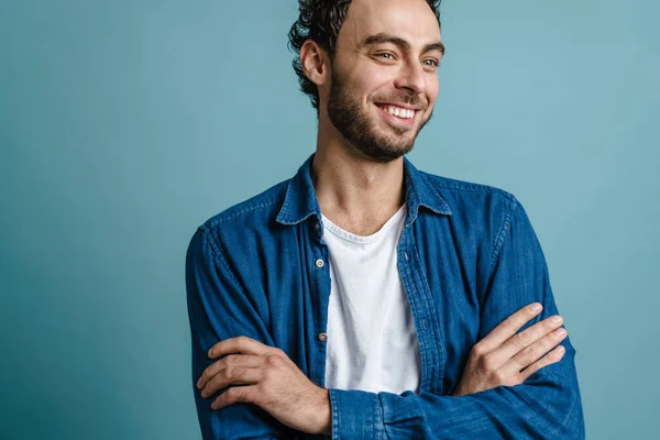 Alegre Chico Guapo Sonriendo Mientras Posando Con Las Manos Cruzadas —  Fotos de Stock