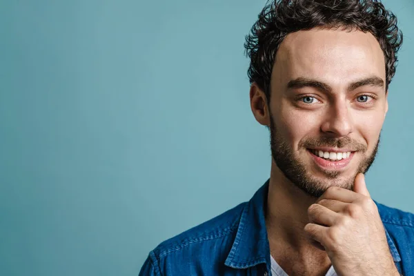 Feliz Chico Guapo Sonriendo Mirando Cámara Aislado Sobre Fondo Azul —  Fotos de Stock