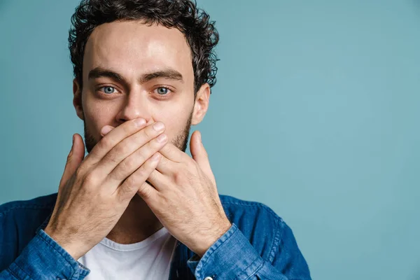 Blank Knap Guy Poseren Het Bedekken Van Zijn Mond Geïsoleerd — Stockfoto