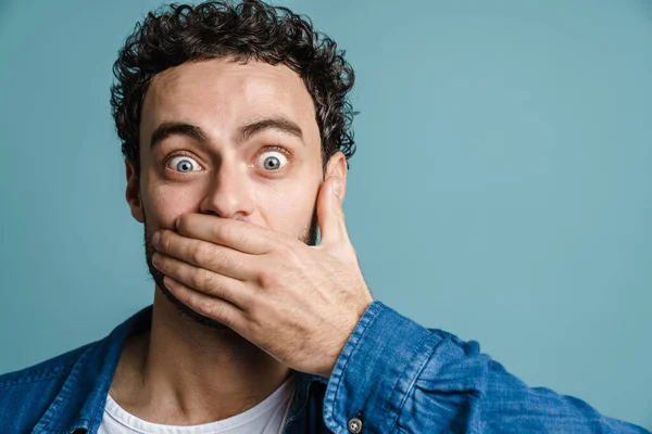 Caucasian Shocked Guy Posing Covering His Mouth Isolated Blue Background — Stock Photo, Image