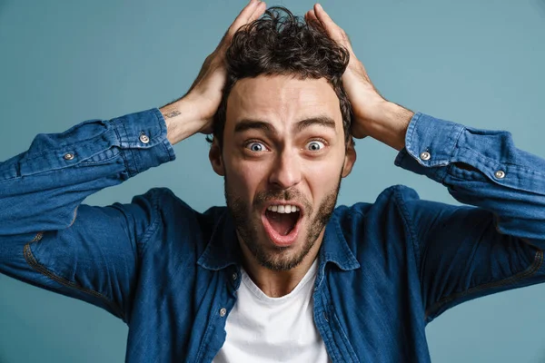 Shocked Caucásico Chico Gritando Agarrando Cabeza Aislado Sobre Fondo Azul —  Fotos de Stock