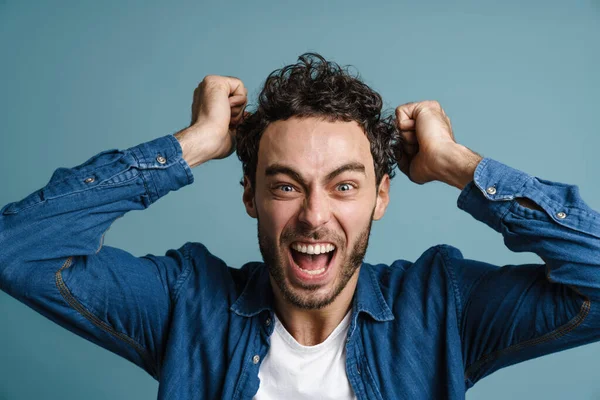 Geschokte Blanke Man Schreeuwen Het Maken Van Winnaar Gebaar Geïsoleerd — Stockfoto