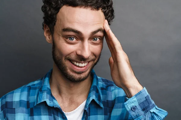 Alegre Chico Guapo Sonriendo Mirando Cámara Aislado Sobre Fondo Gris — Foto de Stock