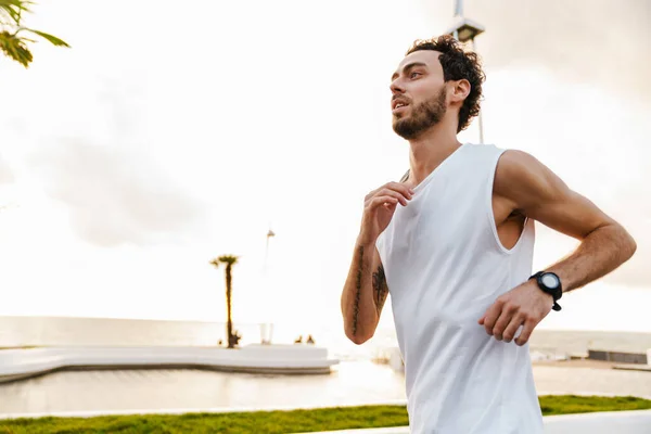 Focado Unshaven Cara Correndo Enquanto Exercitando Calçadão — Fotografia de Stock