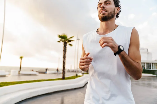 Fokuserad Orakad Kille Som Springer Medan Tränar Promenaden — Stockfoto