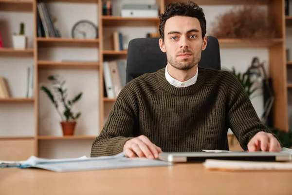 Entreprenör Som Arbetar Med Bärbar Dator Och Dokument Ett Kontor — Stockfoto