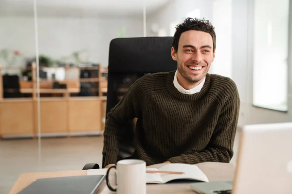 Usmívající Podnikatel Pracující Notebookem Dokumenty Kanceláři — Stock fotografie