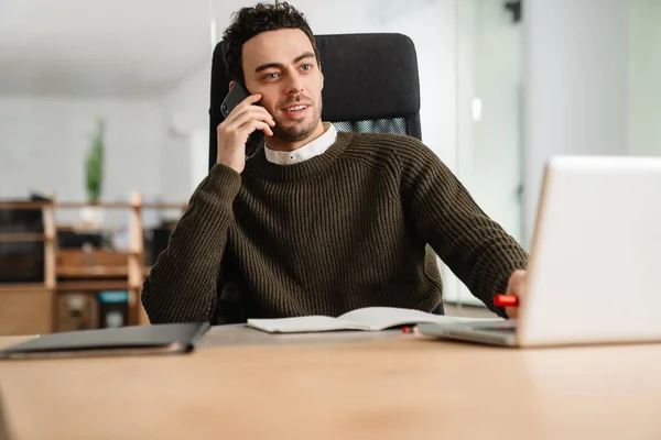 Lächelnder Unternehmer Arbeitet Mit Laptop Und Dokumenten Büro Telefoniert Mit — Stockfoto