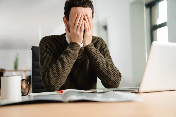 Hombre Negocios Estresado Mirando Computadora Portátil Mientras Está Sentado Escritorio —  Fotos de Stock