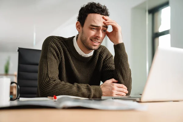 Hombre Negocios Estresado Mirando Portátil Mientras Está Sentado Escritorio Oficina — Foto de Stock