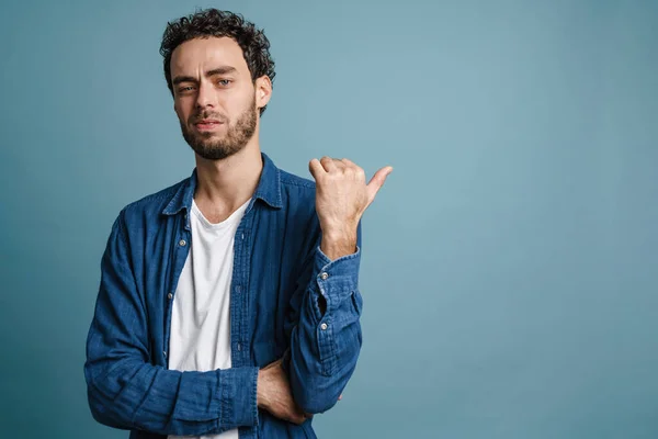 Portret Van Een Zelfverzekerde Jongeman Die Met Zijn Vinger Wijst — Stockfoto