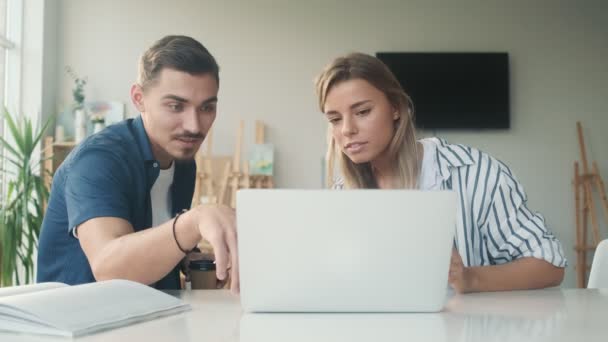 Jóképű Férfi Gyönyörű Néz Valamit Laptop Számítógépén Miközben Asztalnál Ülnek — Stock videók