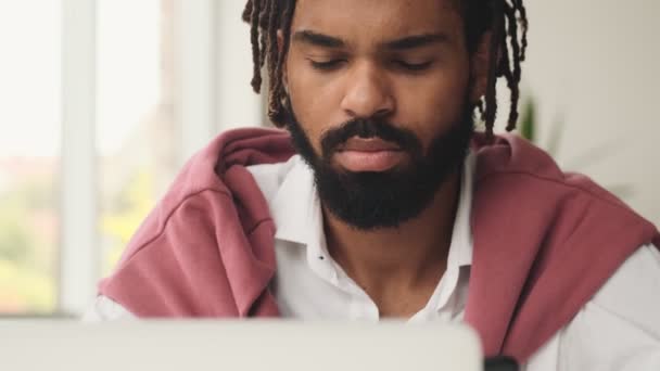 Ein Positiver Afrikanisch Amerikanischer Mann Sitzt Mit Seinem Laptop Büro — Stockvideo