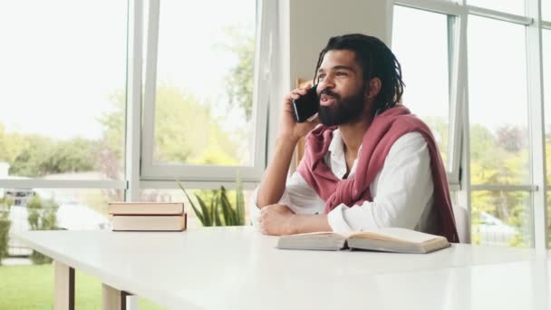 Homme Afro Américain Heureux Parle Sur Son Smartphone Assis Table — Video