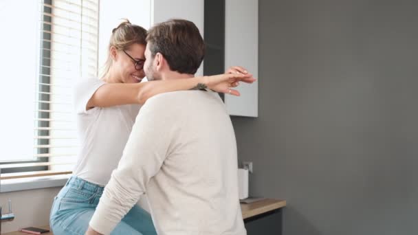 Couple Heureux Homme Femme Embrassent Embrassent Debout Maison — Video