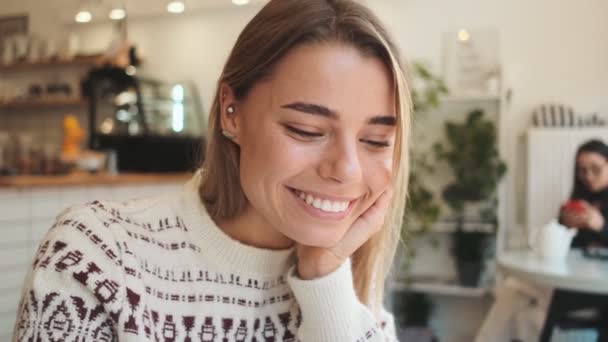 Una Mujer Sonriente Feliz Está Sentada Café Dentro — Vídeos de Stock