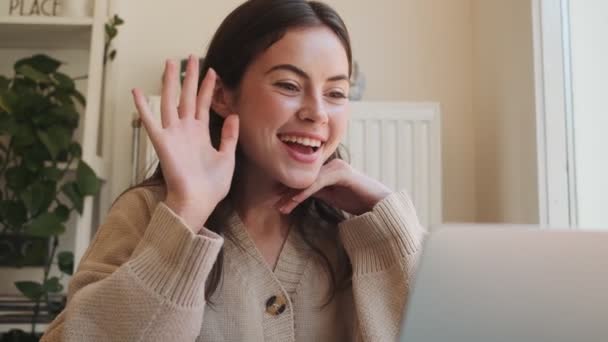 Usmívající Žena Mluví Někým Video Připojení Pomocí Svého Notebooku Sedí — Stock video