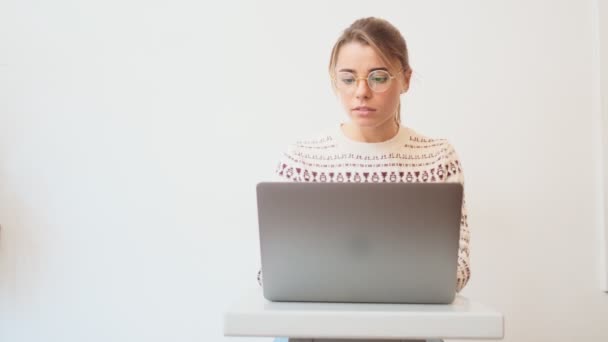 Una Mujer Enfocada Usando Gafas Está Usando Computadora Portátil Sentada — Vídeos de Stock