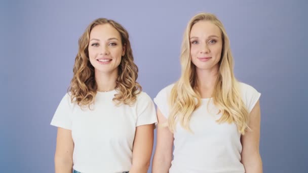 Dvě Překvapené Ženy Dívají Kamery Gestikulují Stojící Izolovaně Nad Modrým — Stock video