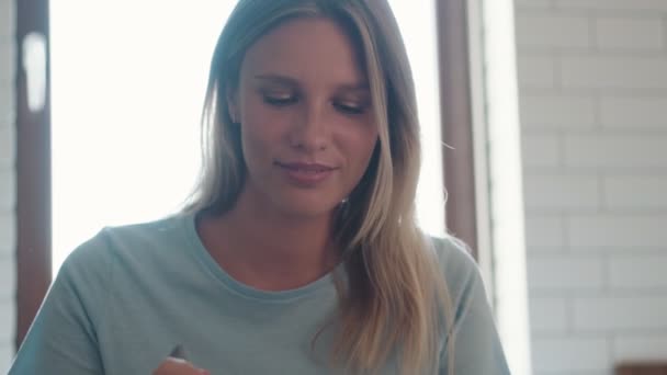Une Belle Femme Prend Petit Déjeuner Tout Regardant Son Ordinateur — Video