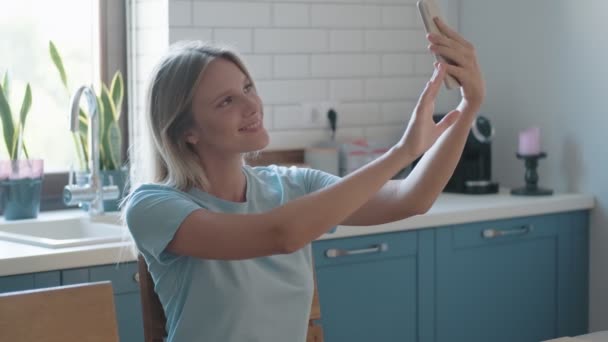 Egy Gyönyörű Szelfi Fotót Készít Otthon Ülő Okostelefonjával — Stock videók