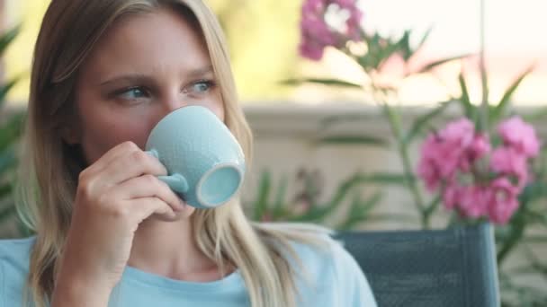 Egy Csinos Szőke Kávét Iszik Kint Asztalnál Ház Mellett — Stock videók