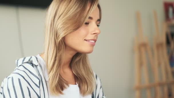 Uvolněná Mladá Žena Dotýká Jejích Vlasů Zatímco Dokončit Svou Práci — Stock video