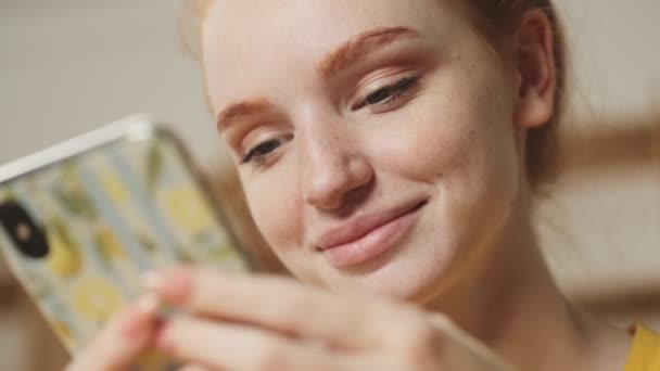 Vue Rapprochée Une Jeune Rousse Souriante Qui Utilise Son Smartphone — Video