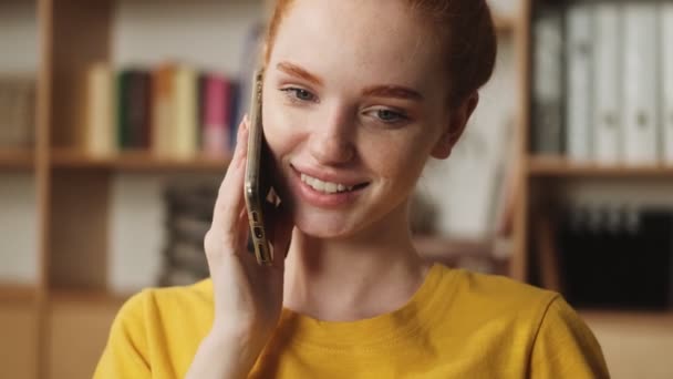 Detailní Pohled Smějící Mladá Zrzka Žena Mluví Svém Smartphonu Zatímco — Stock video