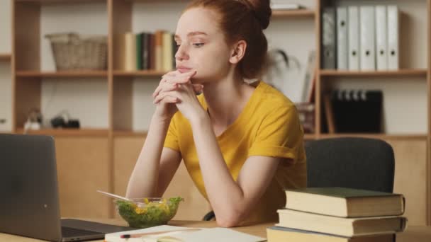 Een Gefocuste Jonge Roodharige Vrouw Gebruikt Haar Laptop Computer Tijdens — Stockvideo