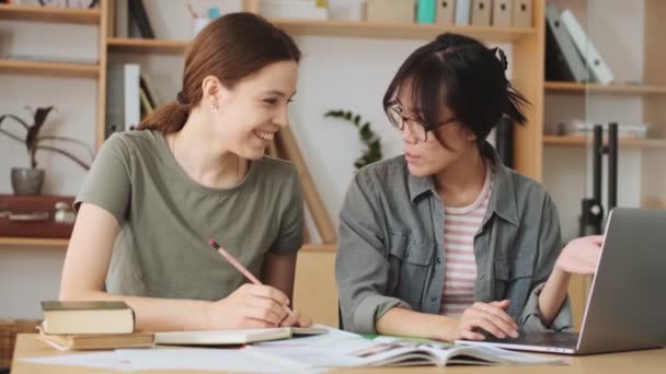 Colleghe Positive Discutono Progetti Mentre Lavorano Con Documenti Laptop Ufficio — Video Stock