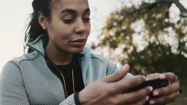 Положительная Молодая Африканка Пользуется Телефоном Время Прогулки Парку Улице — стоковое видео