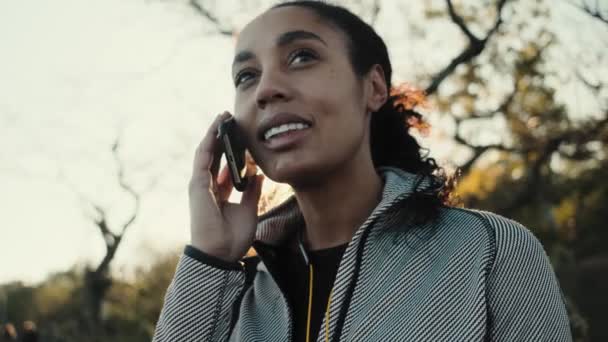 Una Giovane Donna Afroamericana Sorridente Sta Parlando Telefono Mentre Cammina — Video Stock