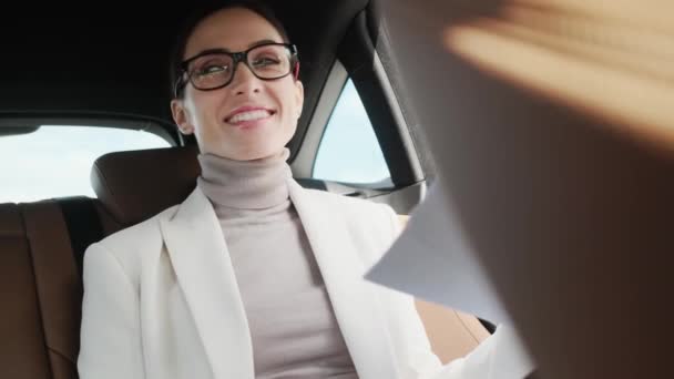 Uma Jovem Empresária Sorrindo Usando Óculos Está Sentada Carro — Vídeo de Stock