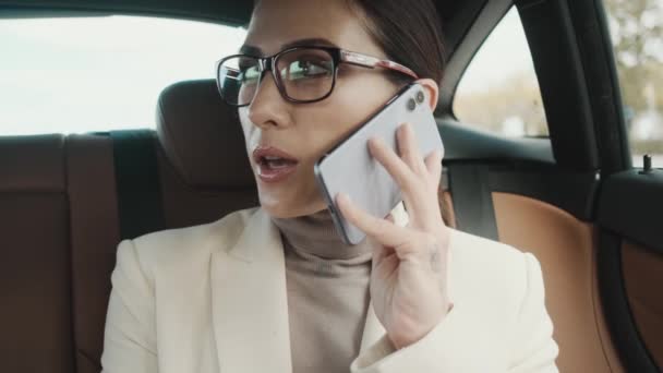 Uma Jovem Mulher Negócios Atraente Usando Óculos Está Falando Telefone — Vídeo de Stock
