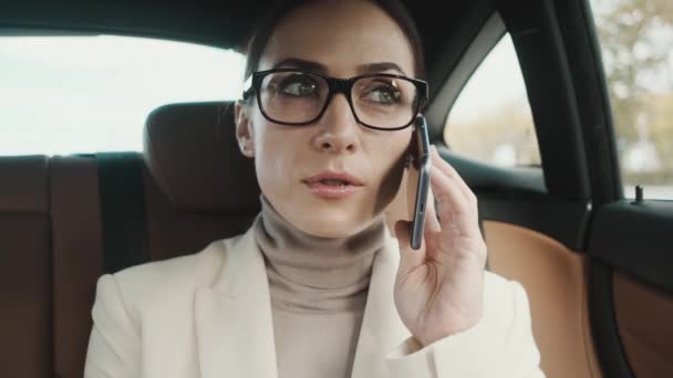 Una Giovane Donna Affari Concentrata Con Gli Occhiali Sta Parlando — Video Stock