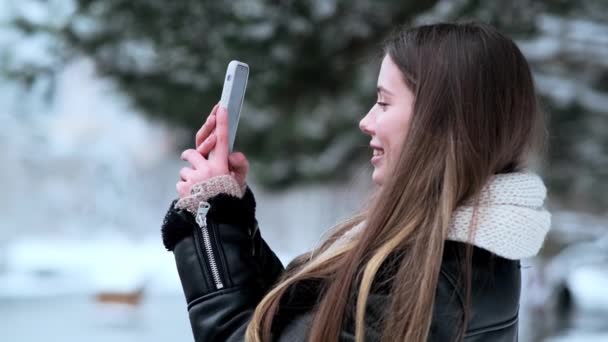 Egy Oldalnézetben Elégedett Fiatal Fotózza Okostelefonját Miközben Sétál Parkba Télen — Stock videók