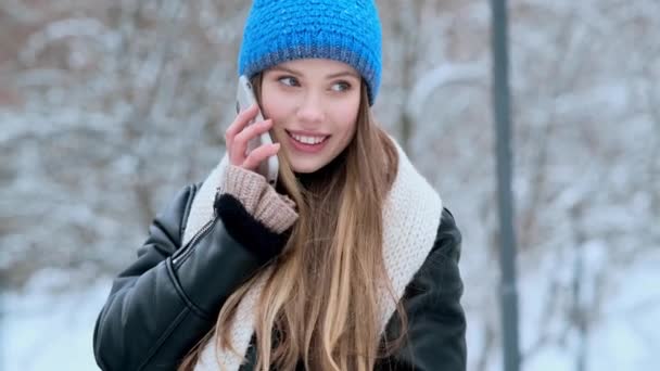 Una Giovane Donna Felice Con Cappello Blu Invernale Sta Parlando — Video Stock