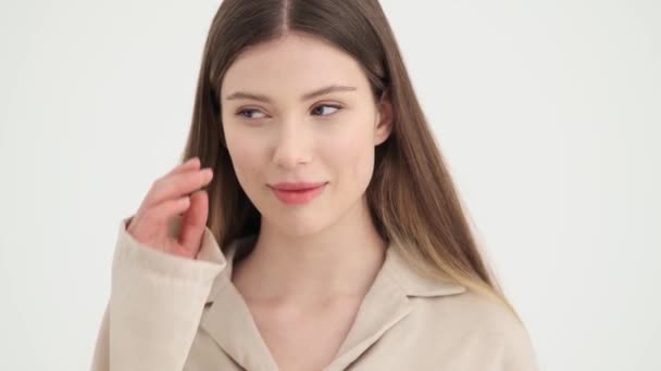 Uma Jovem Encantadora Está Posando Para Câmera Isolado Sobre Fundo — Vídeo de Stock