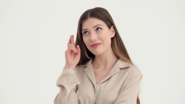 Позитивная Молодая Женщина Загадывает Желание Скрестив Пальцы Стоящие Белом Фоне — стоковое видео