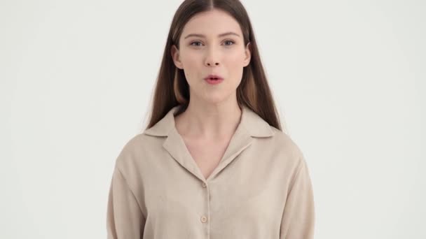 Překvapená Mladá Žena Dívá Kameru Stojící Izolované Nad Bílým Pozadím — Stock video