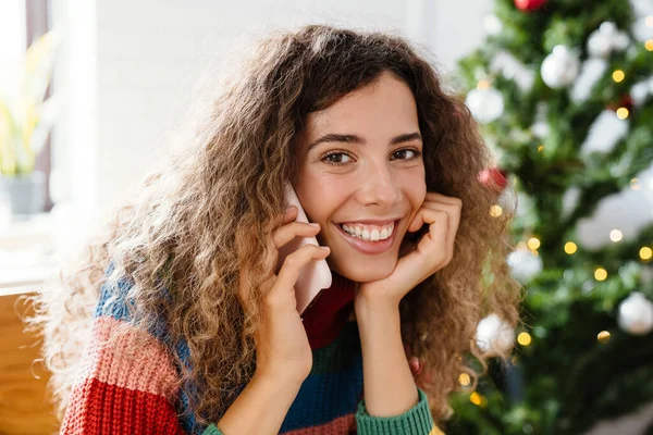 Ευτυχισμένη Γοητευτική Γυναίκα Μιλάει Στο Κινητό Τηλέφωνο Και Χαμογελά Στο — Φωτογραφία Αρχείου