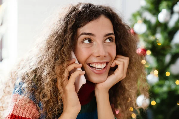 Mulher Encantadora Feliz Falando Telefone Celular Sorrindo Casa — Fotografia de Stock