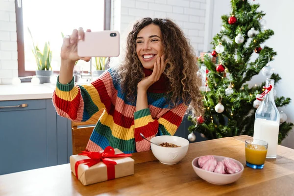 Радостная Очаровательная Женщина Фотографирует Селфи Мобильному Телефону Время Завтрака Уютной — стоковое фото