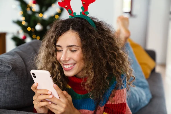 Mujer Encantadora Feliz Cuernos Ciervo Juguete Usando Teléfono Celular Mientras —  Fotos de Stock