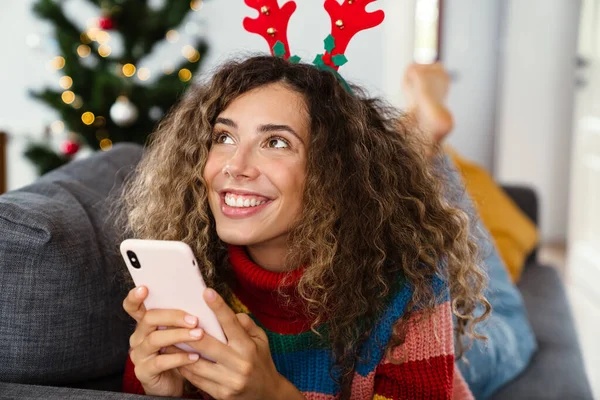 Heureuse Femme Charmante Dans Les Cornes Cerf Jouet Utilisant Téléphone — Photo